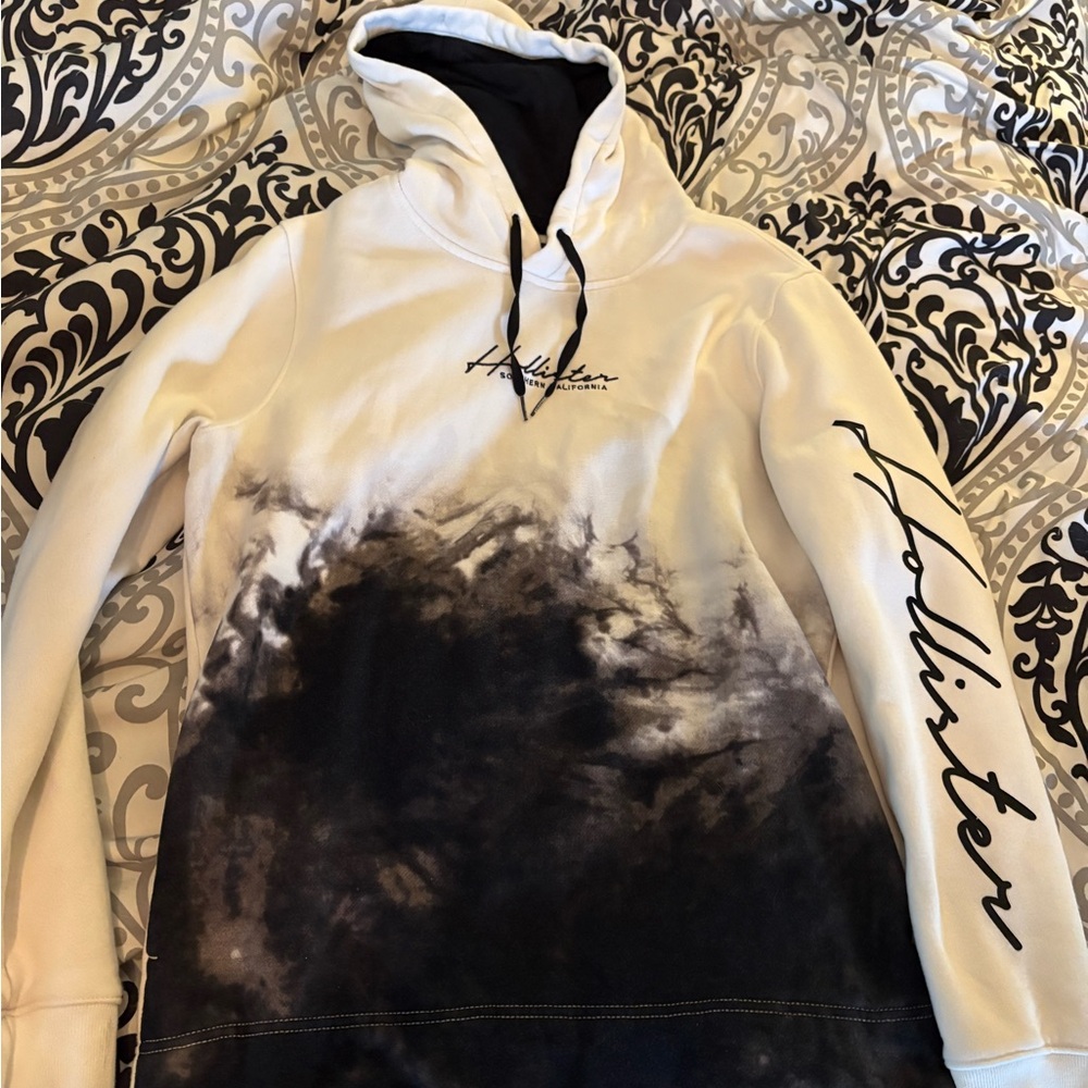 Hollister Men's Black and Cream Hoodie